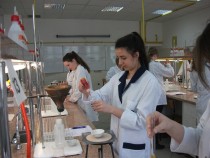 Uczniowie ZS Rybno na zajęciach laboratoryjnych