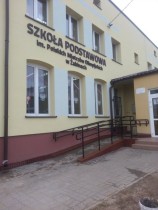 Żabiny: Szkoła z podjazdem dla niepełnosprawnych