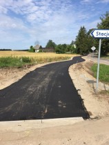 Trwa wylewanie asfaltu na ścieżce Rybno-Dębień