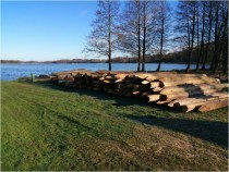 Budowa pomostu na jeziorze Rumian