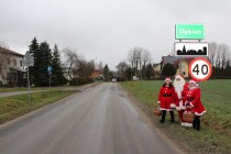 Dębień: Mikołaj i Śnieżynki odwiedzili mieszkańców