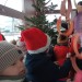 Dzieci ubrały choinkę w Urzędzie Gminy